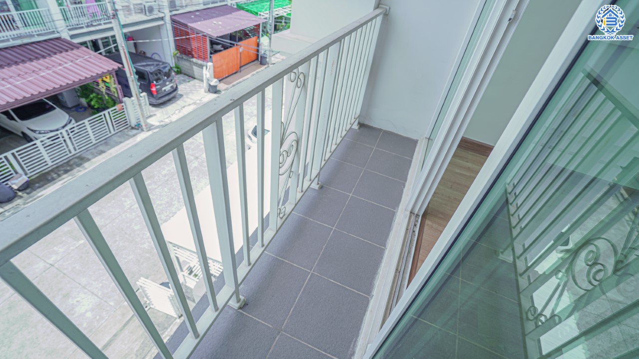 ทาวน์เฮ้าส์มือสองนนทบุรี ม.โกลเด้นทาวน์ ปิ่นเกล้า-จรัญฯ 3 ชั้น เนื้อที่ 22.6 ตร.ว. ฟังก์ชัน 5 ห้องนอน 4 ห้องน้ำ จอดรถได้ 2 คัน บนทำเลเชื่อมต่อหลายเส้นทาง ใกล้ทางด่วน "ศรีรัช" รถไฟฟ้าสายสีแดงอ่อน "สถานีบางบำหรุ" และ รถไฟฟ้าสายสีน้ำเงิน "สถานีบางอ้อ"